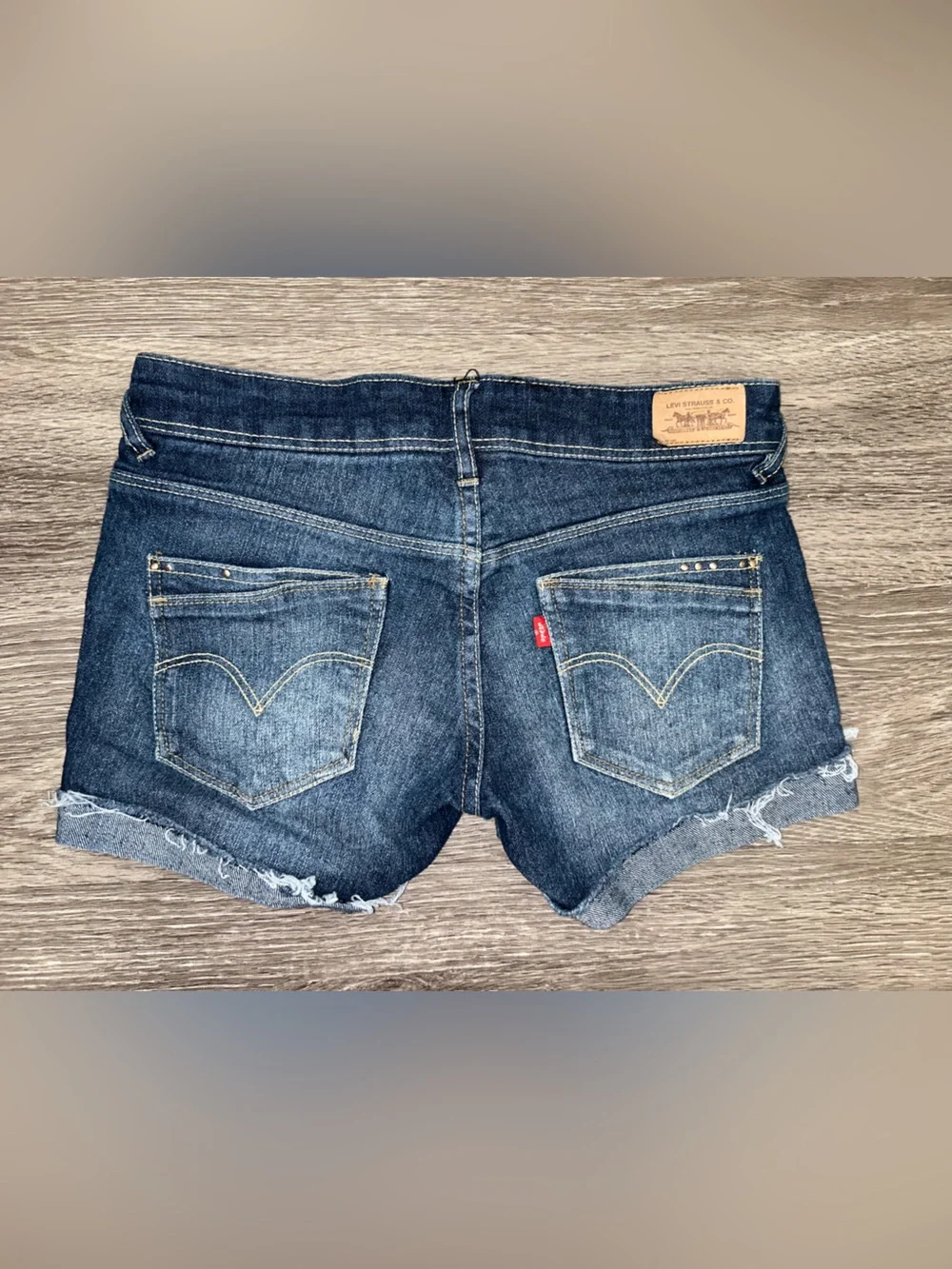 Low rise Levi’s jean shorts